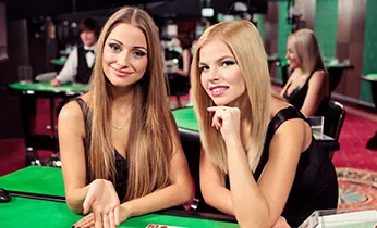 Hình ảnh hỗ trợ khách hàng và liên hệ tư vấn tại 8xx game